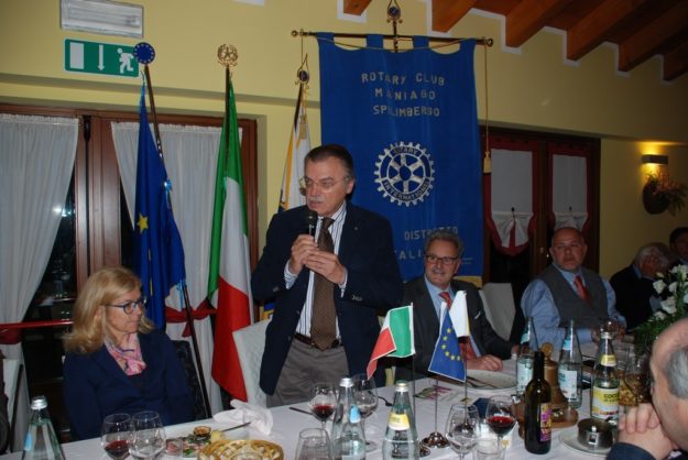 Roberto Magris, durante la relazione al Club