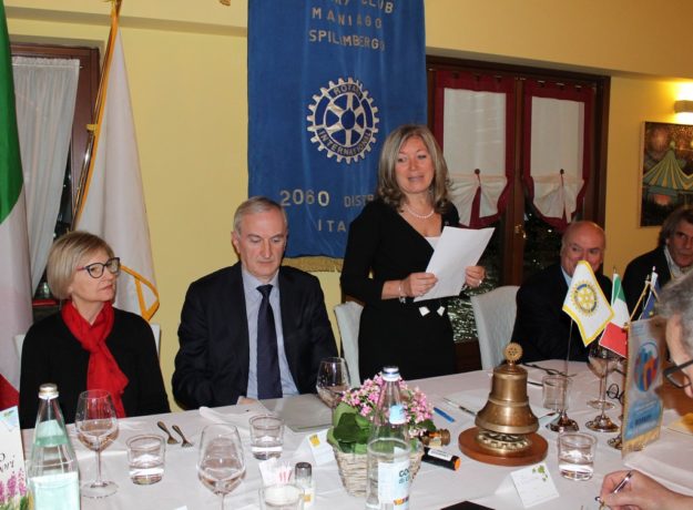 Il Presidente del Club Angelica Peresan, presenta Carlo Crosara con Patrizia, alla destra Francesco Pezzot