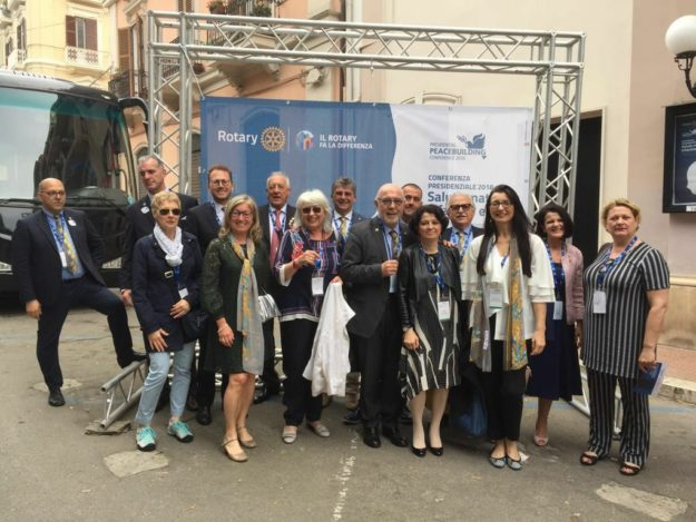 Angelica Peresan e Moreno Dal Pont con i partecipanti alla Conferenza, presenti anche i quattro governatori. Campanella, De Paola, Ballotta e Vianello.