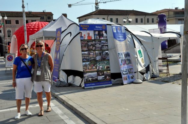 Angelica Peresan con Paola Ronzat, davanti allo Shelter box del Rotary