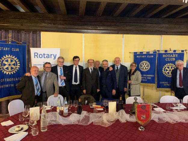 Il gruppo dei sei presidenti dei Rotary Club, con l’Assessore Riccardi