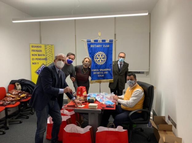 De Cicco, Dus, Sbrizzi, Poggioli e Consalvo al confezionamento dei pacchi di Natale