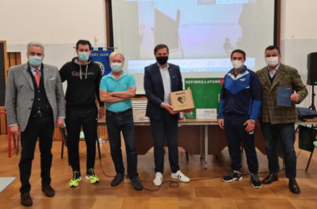 La consegna del defibrillatore al Liceo Torricelli