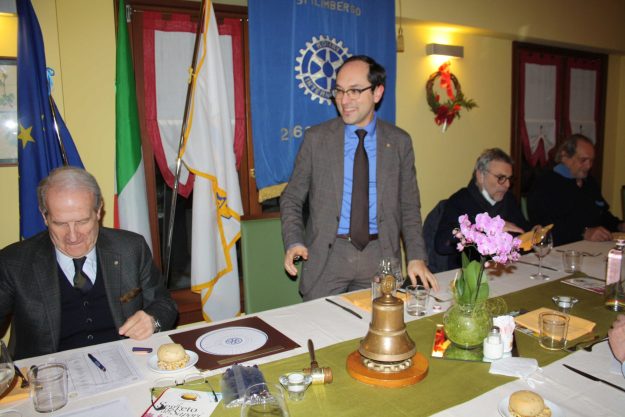 Davide Petralia apre la serata di Caminetto dopo la pausa per la pandemia