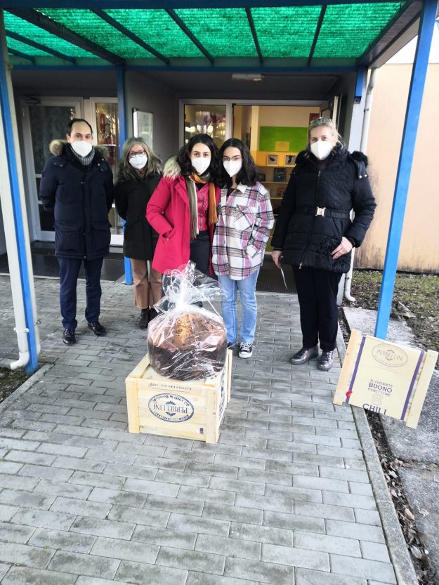 La consegna del panettone dell’Interact alla scuola di Valeriano