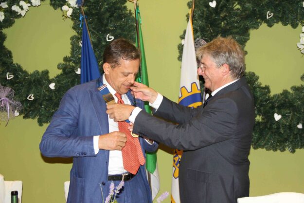 Moreno Dal Pont consegna il collare del Presidente