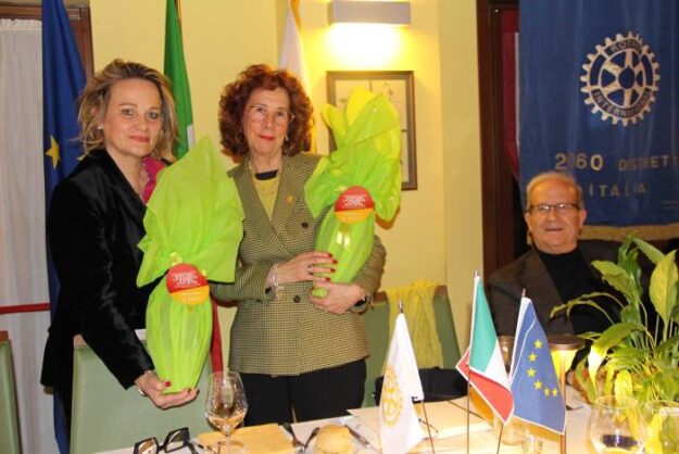 Laura Sbrizzi e Rosanna Rovere con le uova del service