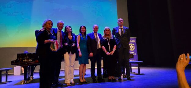 I Presidenti dei cinque Rotary Club sul palco del Verdi